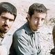 عکس؛ سفر به تاریخ؛ عکس یادگاری «شهید حسن باقری، برادر سرلشکر باقری» با لاستیک پنجر خودرو؛ سال 59