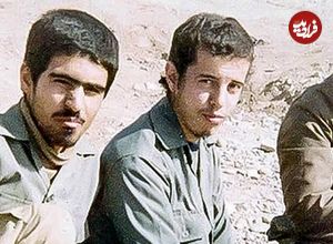عکس؛ سفر به تاریخ؛ عکس یادگاری «شهید حسن باقری، برادر سرلشکر باقری» با لاستیک پنجر خودرو؛ سال 59