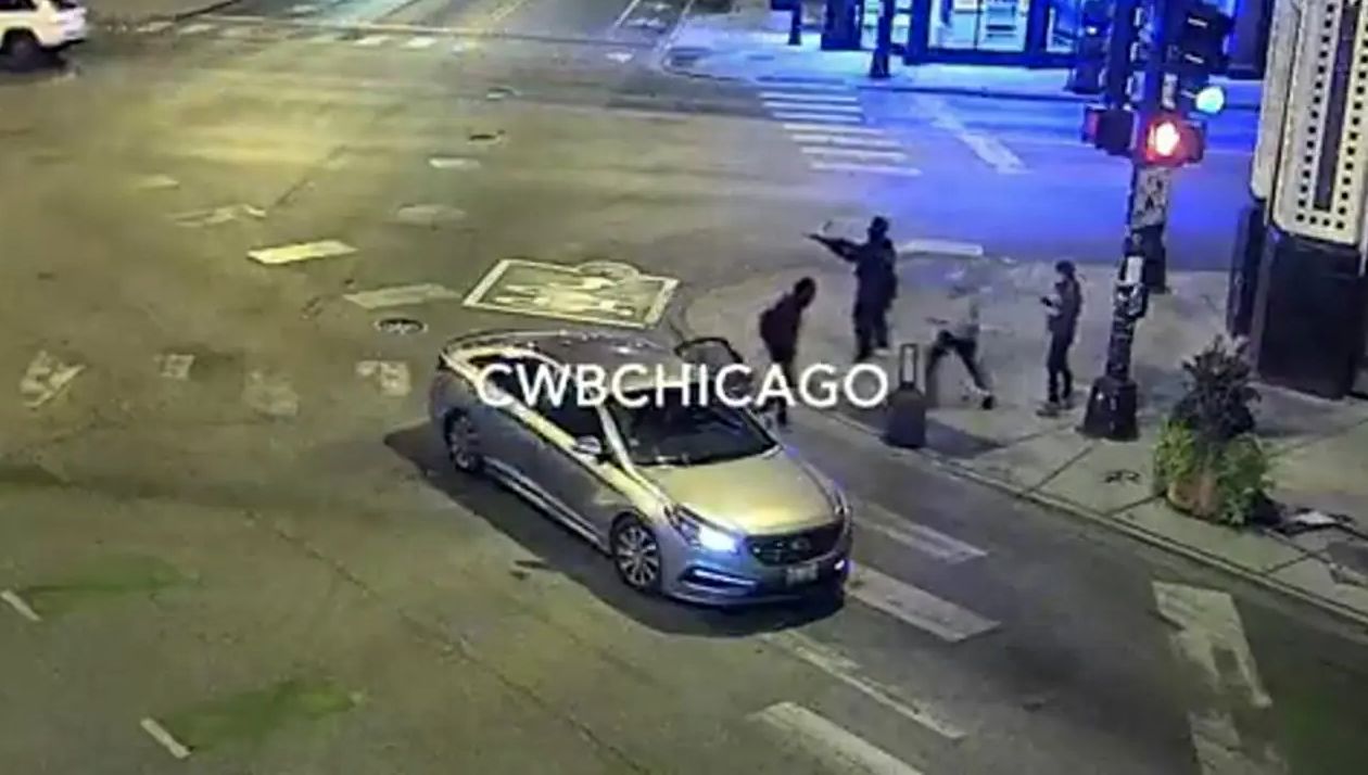 (ویدیو) لحظه تکان‌دهنده زورگیری مسلحانه از دختر جوان وسط شهر!