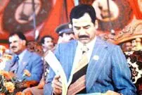 عکس| سفر در زمان؛ «صدام» به همراه همسر اول اش «ساجده» و در یک بازدید؛ دهه 60