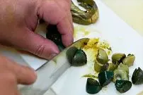 ببینید| غذای خیابانی در ژاپن؛ پخت غذا با حلزون دریایی غول پیکر در اوکیناوا