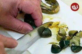 ببینید| غذای خیابانی در ژاپن؛ پخت غذا با حلزون دریایی غول پیکر در اوکیناوا