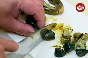 ببینید| غذای خیابانی در ژاپن؛ پخت غذا با حلزون دریایی غول پیکر در اوکیناوا