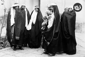 عکس| سفر به تاریخ؛ آرایشگر زن در حال گرفتن شپش سر یک زن جوان در دوره قاجار