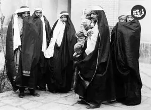 عکس| سفر به تاریخ؛ آرایشگر زن در حال گرفتن شپش یک زن جوان در دوره قاجار