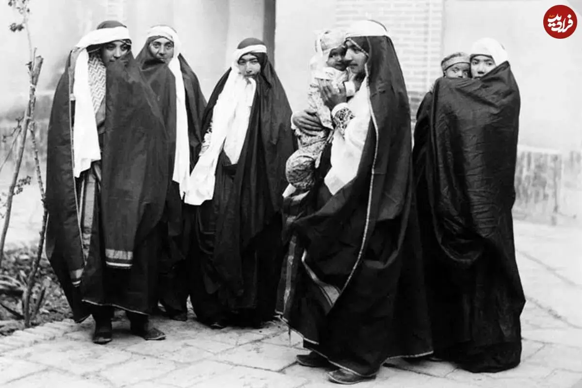 عکس| سفر به تاریخ؛ آرایشگر زن در حال گرفتن شپش سر یک زن جوان در دوره قاجار