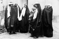 عکس| سفر به تاریخ؛ آرایشگر زن در حال گرفتن شپش سر یک زن جوان در دوره قاجار