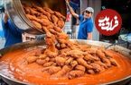 (ویدئو) غذای خیابانی در هند؛ پخت خورشت با مرغ سوخاری در دهلی نو 