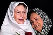 عکس؛ سفر در زمان؛ «حمیده خیرآبادی در حال بوسه زدن بر پیشانی شهلا ریاحی؛ دهه 80
