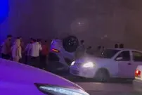 ( ویدئو) تصادف و چپ کردن پورشه ماکان و تویوتا لندکروز در خیابان فرشته تهران
