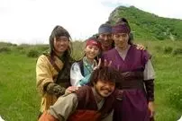 عکس| سفر به تاریخ؛ گفتگوی «اویی، ماری و هیوبو» زیر چتر در پشت‌صحنه سریال «جومونگ»