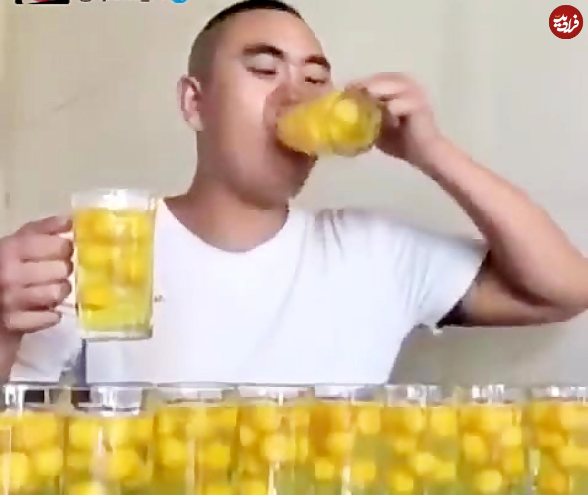 (ویدئو) اشتهای عجیب مرد چینی در خوردن تخم مرغ خام