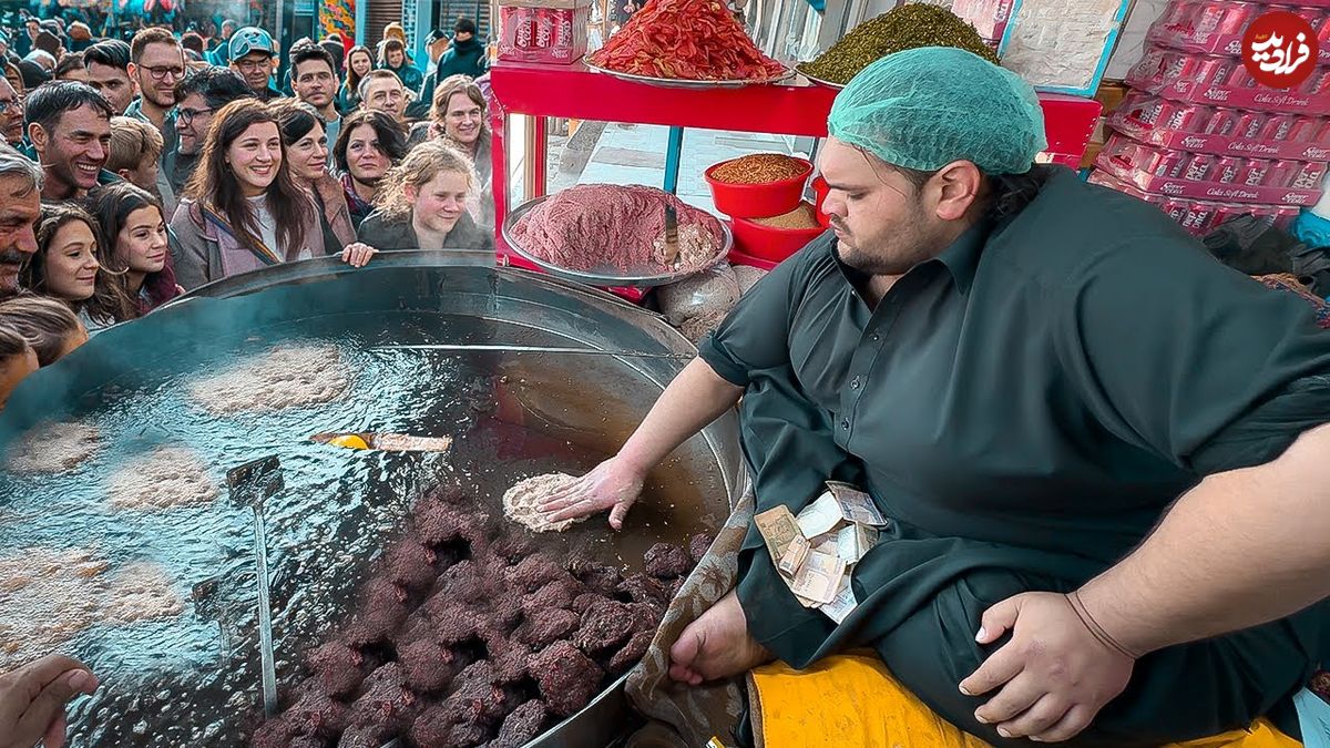 ببینید؛ غذای خیابانی در افغانستان؛ پخت چپلی کباب محبوب افغان ها در کابل