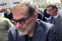 عکس؛ سفر به تاریخ؛ «دریابان شمخانی» با کلاهخود نظامی در حال بیرون آمدن از سنگر در دوران جنگ