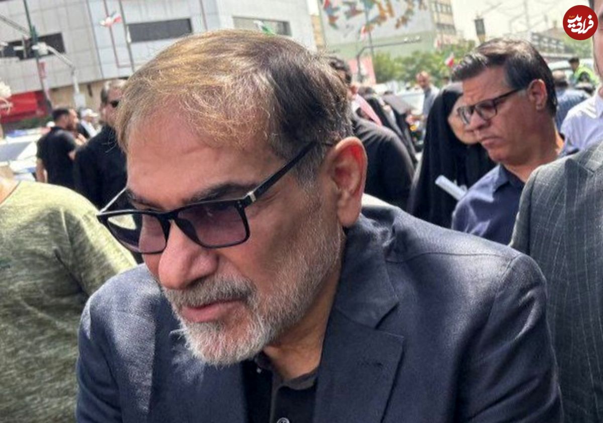 عکس؛ سفر به تاریخ؛ «دریابان شمخانی» با کلاهخود نظامی در حال بیرون آمدن از سنگر در دوران جنگ