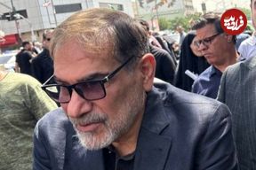 عکس؛ سفر به تاریخ؛ «دریابان شمخانی» با کلاهخود نظامی در حال بیرون آمدن از سنگر در دوران جنگ