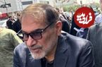 عکس؛ سفر به تاریخ؛ «دریابان شمخانی» با کلاهخود نظامی در حال بیرون آمدن از سنگر در دوران جنگ