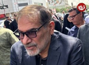 عکس؛ سفر به تاریخ؛ «دریابان شمخانی» با کلاهخود نظامی در حال بیرون آمدن از سنگر در دوران جنگ