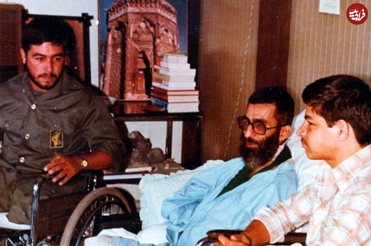 عکس؛ سفر در زمان؛ عیادت «شهید رجایی از رهبر انقلاب بعد ترور» در بیمارستان؛ سال 60