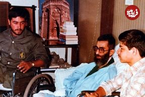 عکس؛ سفر در زمان؛ عیادت «شهید رجایی از رهبر انقلاب بعد ترور» در بیمارستان؛ سال 60