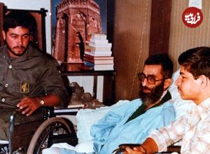 عکس؛ سفر در زمان؛ عیادت «شهید رجایی از رهبر انقلاب» در بیمارستان؛ سال 60