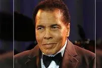 عکس| سفر در زمان؛ «محمدعلی کلی» در کنار راهبه ها؛ سال 1341