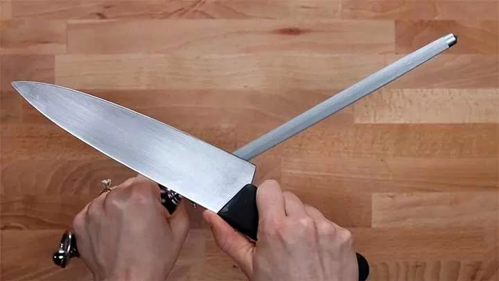 معرفی ۱۰ تکنیک‌ ساده برای تیز کردن چاقو در خانه