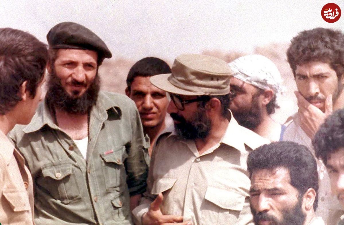 عکس؛ سفر به تاریخ؛ «شهید چمران» در کنار «چریکهای جنوب شهر تهران» در جبهه
