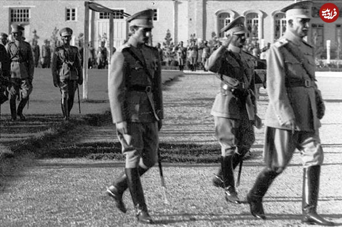 عکس؛ سفر در زمان؛ «رضاخان در حال بازدید از کتیبه‌های تخت جمشید»؛ دهه 1310