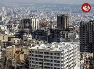 عکس| سفر به تهران قدیم؛ «دو شتر و شتربان» در حال عبور از محله خانی آباد نو؛ سال 56