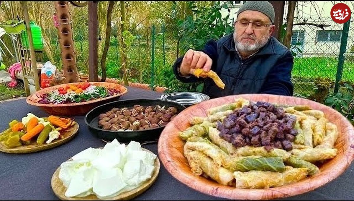 (ویدئو) غذای روستایی در ترکیه؛ پخت دلمه متفاوت به سبک آشپز مشهور ترکیه ای 