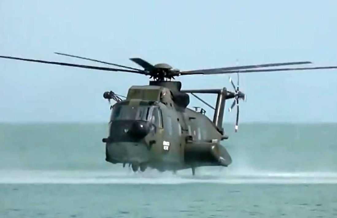 (ویدئو) فرود حیرت انگیز هلیکوپتر سنگین سیکورسکی HH3F در دریا 