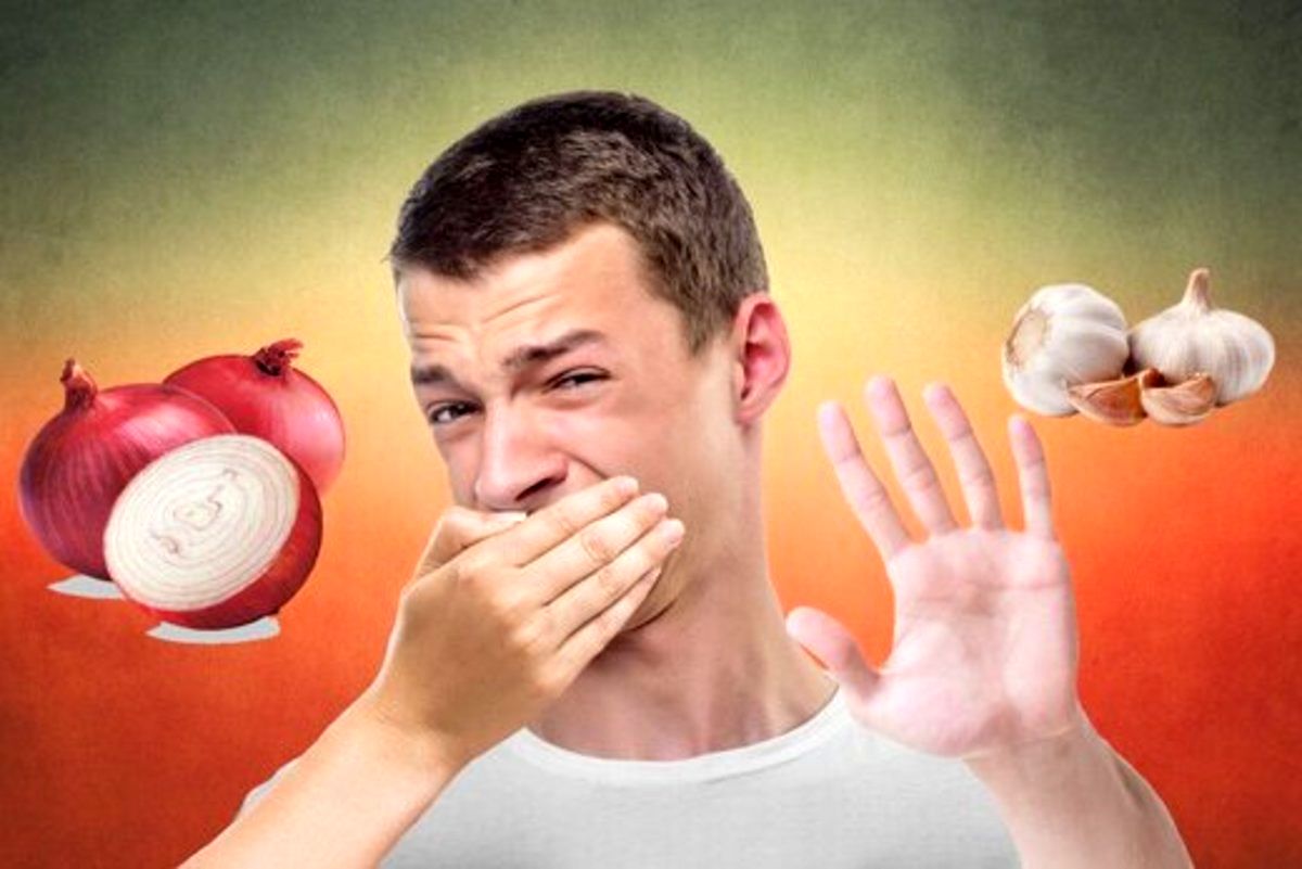 ترفندهایی برای از بین بردن سیر و پیاز از دهان
