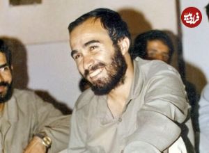 عکس؛ سفر به تاریخ؛ «شهید حسین خرازی» در حال رانندگی با لودر در جبهه «با یک دست»