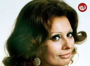 عکس| سفر در زمان؛ «سوفیا لورن و همسرش» در حال پیاده شدن از هواپیما در فرانسه؛ سال 1336