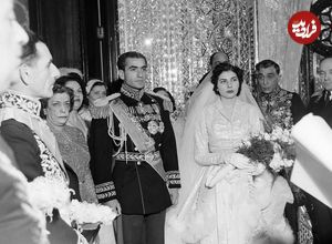 عکس؛ سفر در زمان؛ «ثریا و محمدرضا پهلوی» در حال حرف زدن با طوطی؛ دهه 30