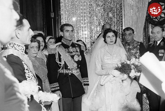 عکس؛ سفر در زمان؛ «ثریا و محمدرضا پهلوی» در حال حرف زدن با طوطی؛ دهه 30