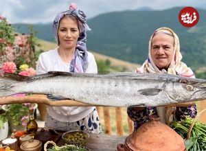 ببینید؛ غذای روستایی در گیلان؛ کباب کردن دو ماهی غول پیکر داخل خاک رس