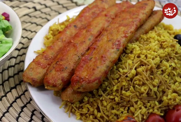 (ویدئو) طرز تهیه کباب کوبیده مرغ به روش متفاوت یک آشپز ماهر