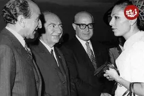 سفر در زمان؛ یادداشت‌های علم، شنبه ۱۹ خرداد ۱۳۵۲: شهبانو گفت «هیوم، پیر شده و هنگام صحبت مخصوصاً وقتی که شراب میخورد به صورت من تف می پراند!»