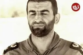 عکس| سفر زمان؛ «عباس بابایی» در حال بالا رفتن از پله جنگنده آموزشی اش در آمریکا؛ سال 49