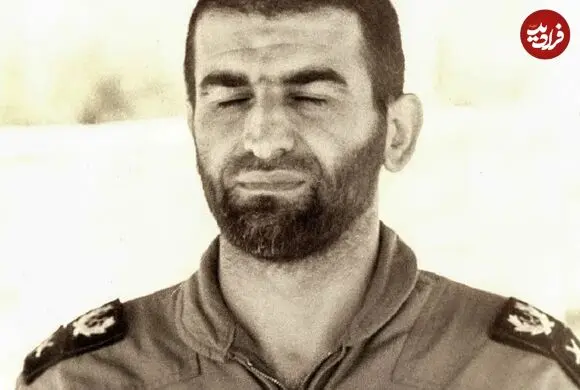 عکس| سفر زمان؛ «عباس بابایی» در حال بالا رفتن از پله جنگنده آموزشی اش در آمریکا؛ سال 49