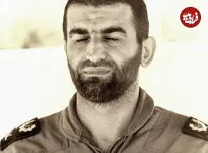 عکس| سفر زمان؛ «عباس بابایی» در حال بالا رفتن از پله جنگنده آموزشی اش در آمریکا؛ سال 49