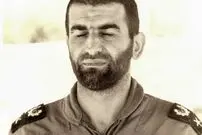 عکس| سفر زمان؛ «عباس بابایی» در حال بالا رفتن از پله جنگنده آموزشی اش در آمریکا؛ سال 49