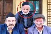 عکس| سفر زمان؛ تیپ و چهرۀ «علی‌جان» (سریال سوجان) در پشت‌صحنه یک تئاتر