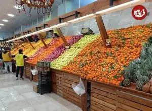 عکس| سفر به ایران قدیم؛ نمایی از یک میوه فروشی در تهران؛ تابستان 1353