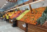 عکس| سفر به ایران قدیم؛ نمایی از یک میوه فروشی در تهران؛ تابستان 1353