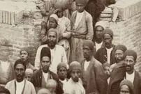 عکس| سفر زمان؛ مردم تهران بعد از تماشای صحنۀ «اعدام» در یک میدان در دوران قاجار