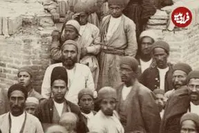 عکس| سفر زمان؛ مردم تهران بعد از تماشای صحنۀ «اعدام» در یک میدان در دوران قاجار