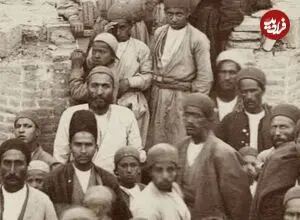 عکس| سفر زمان؛ مردم تهران بعد از تماشای صحنۀ «اعدام» در یک میدان در دوران قاجار